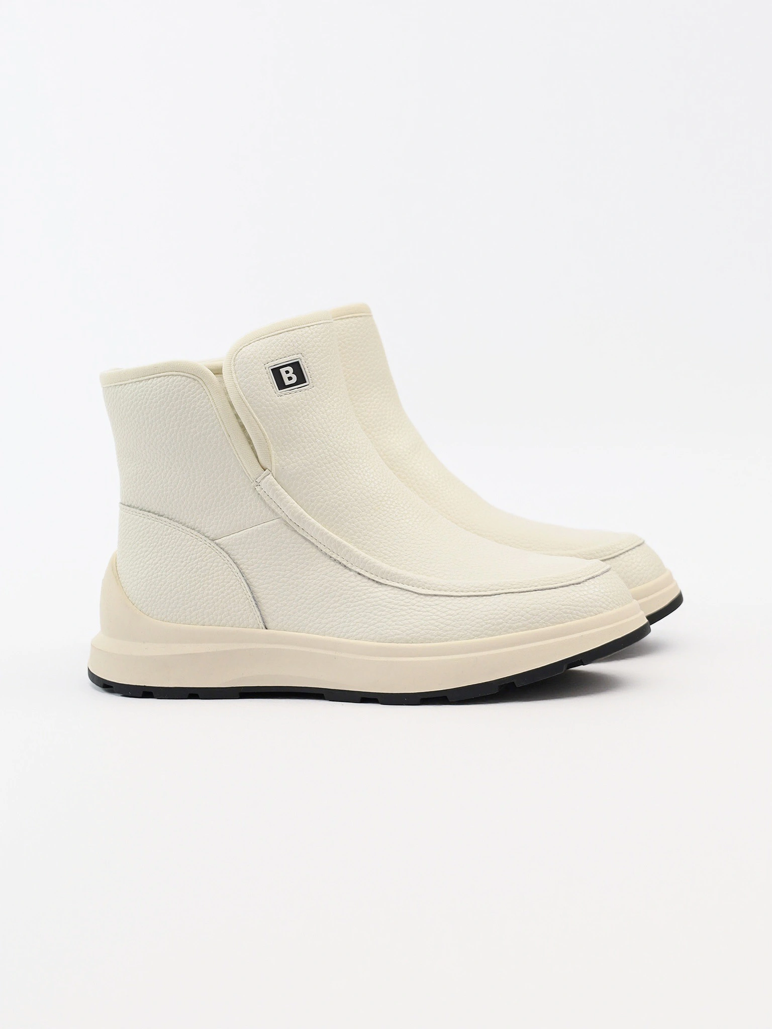 Ботинки белого цвета на низкой подошве